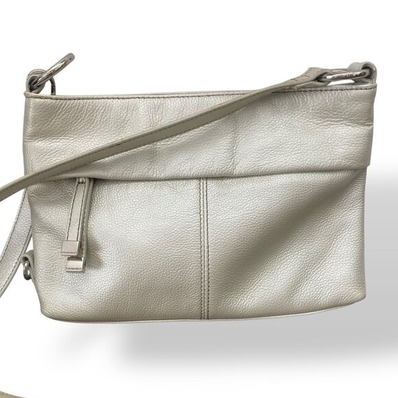 Tignanello Pebbled Metallic Silver Leather Crossbody Shoulder Bag Purse Pockets - Picture 2 of 16